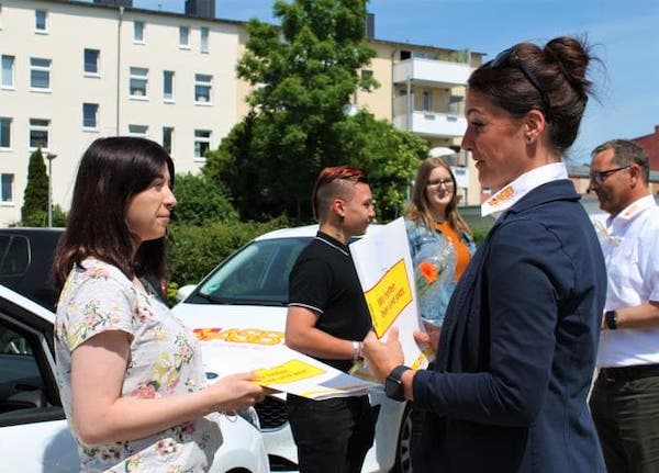 Bereichsleiterin Soziales, Ilka D&uuml;hrkoop (r.), &uuml;berreicht Alissa Pietsch (l.) den Ausbildungsvertrag