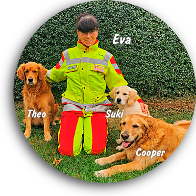 Hundef&uuml;hrerin Eva in Einsatzkleidung mit ihren drei Hunden Theo, Suki und Cooper.