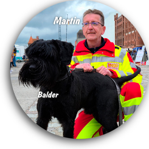 Hundef&uuml;hrer Eva in Einsatzkleidung mit seinem Hund Balder.