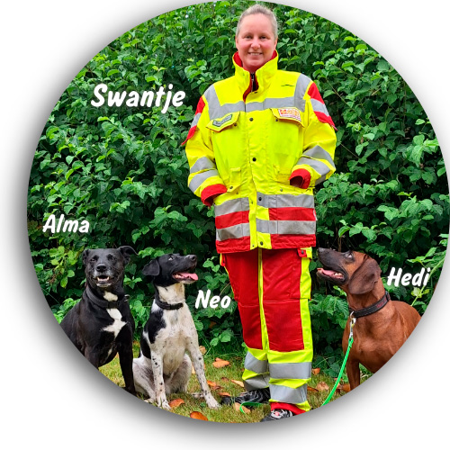 Hundef&uuml;hrerin Swantje in Einsatzkleidung mit ihren drei Hunden Alma, Neo, Hedi.