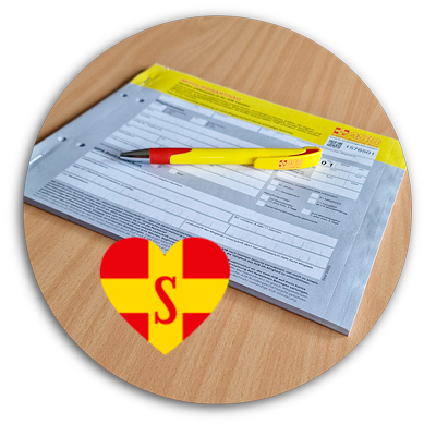 Ein ASB-Mitgliedsantrag in Papierformliegt auf einem Tisch und darauf ein ASB-Kugelschreiber.  Darunter das rot-gelbe Samariterkreuz in herzform